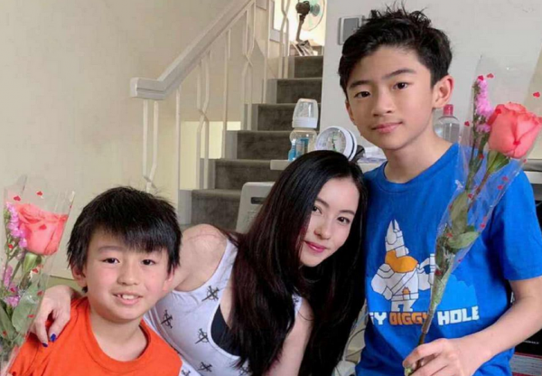 生下3胎的8個明星家庭：有人5年內連生3娃，有人46歲了還敢產子