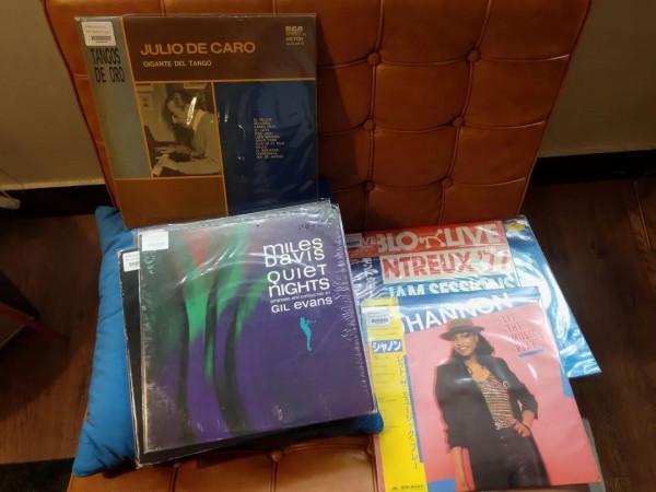 黑膠，買了窮，開心