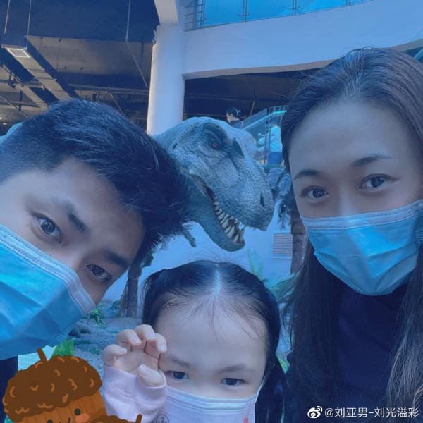 溫馨!女排奧運冠軍劉亞男曬一家三口全家福,老公超帥女兒好可愛 溫馨!女排奧運冠軍劉亞男曬一家三口全家福,老公超帥女兒好可愛