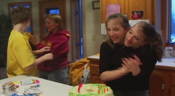 一個身體兩個頭，性格不同的連體姐妹花，該如何生活？