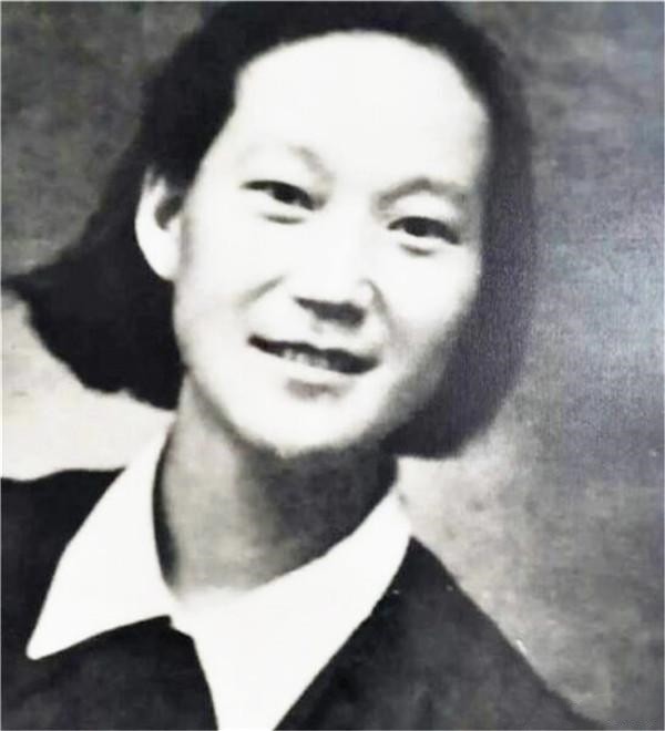 1952年，一連長看見銀幕上與主席握手的勞模，突然大哭：她是我妻