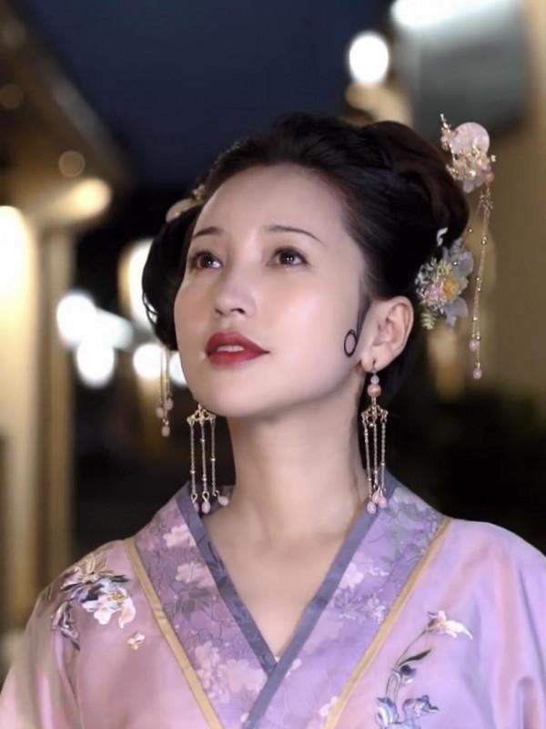 38歲金莎中秋節扮嫦娥，古裝扮相氣質佳，網友：不演電視劇可惜了