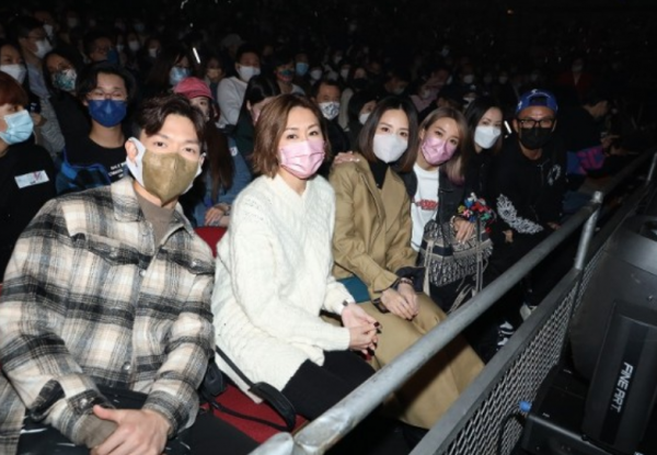 知名歌手演唱會2人確診，胡定欣等20位藝人曾到場，需接受檢測