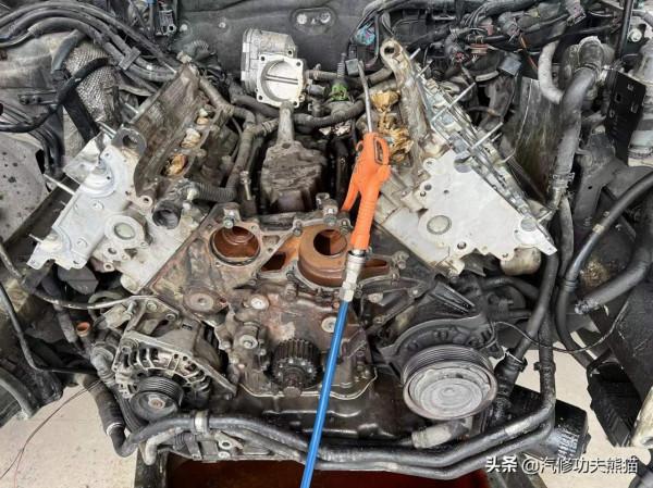 經濟下行購買新車計劃暫緩，翻新復古老爺車圓屁股奧迪老A6照樣香