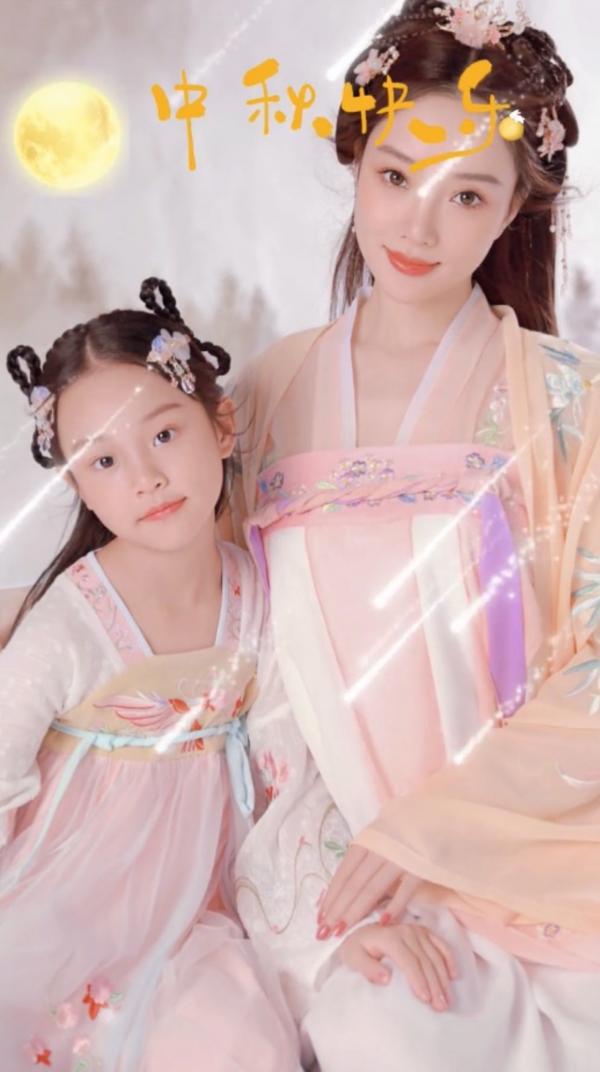 李小璐曬母女合照，倆人古風打扮似姐妹，8歲甜馨五官隨賈乃亮