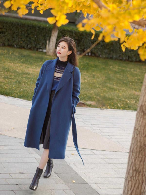 秋冬買大衣，儘量減少黑白灰，這幾種顏色更高階，襯托膚色顯白