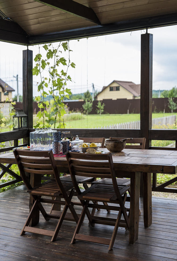 夫妻隱居深山，就地取材造房子，36㎡微型房屋，還帶露臺和桑拿房