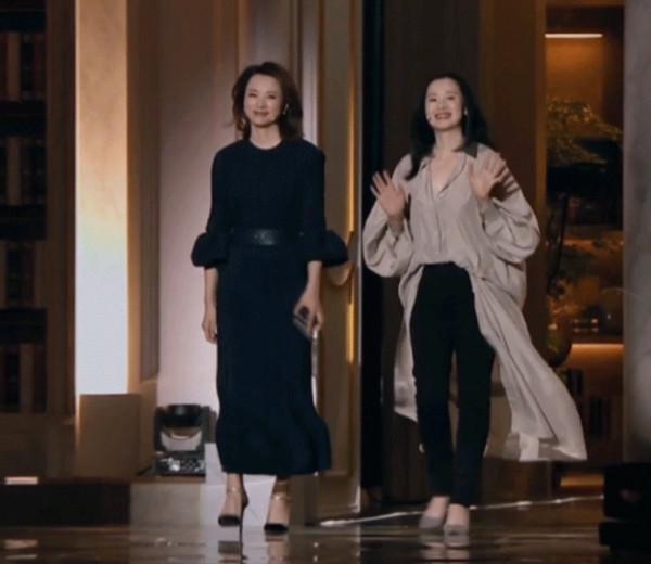 董卿整體氣質不如詠梅，自然臉很真實一點不裝，穿的隨意又灑脫