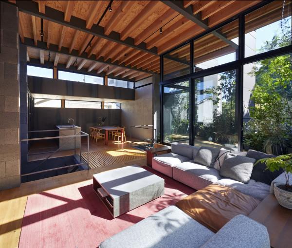 日本34歲單親媽媽回鄉下,在隧道邊建114㎡小家,獨自撫養倆兒子 日本34歲單親媽媽回鄉下,在隧道邊建114㎡小家,獨自撫養倆兒子