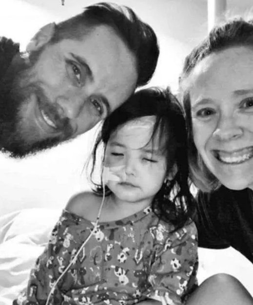 天生“藍眼睛”被拋棄的中國女孩,被美國夫婦收養後,找回幸福 天生“藍眼睛”被拋棄的中國女孩,被美國夫婦收養後,找回幸福