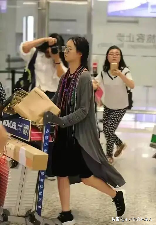 22歲小彩旗圓潤髮胖，靈氣全無，反叛楊麗萍入圈後星途並不順利