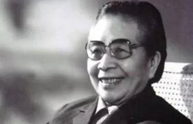 童養媳不甘被毒打，忍辱10年選擇參軍，29年後成開國將軍歸來探親