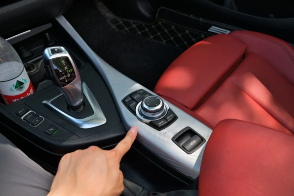 二手寶馬敞篷220i，年均一萬公里，還有M套件，二十多萬即可擁有