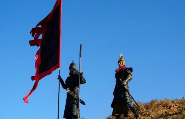 在古代，扛旗兵為何不帶武器還敢衝鋒在前，他們在戰場上有何用？