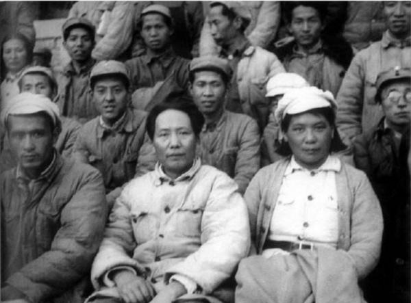 在近現代諸多知名作家中，毛主席為何青睞女作家丁玲？還為她寫詩