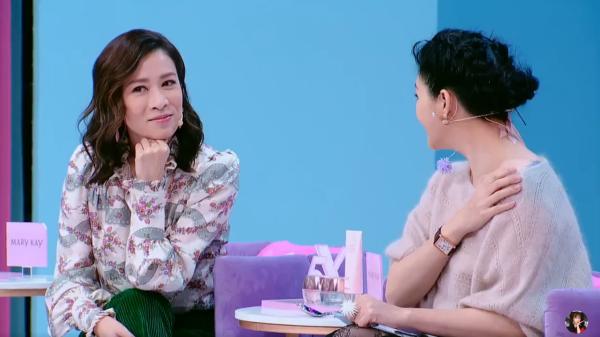 女人生了孩子變化大，大S和佘詩曼坐一起，穿的休閒氣質相差大