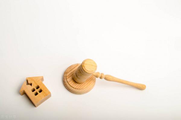 城裡人買農村房，遇拆遷補300萬，村民反悔。結果：八成歸城裡人