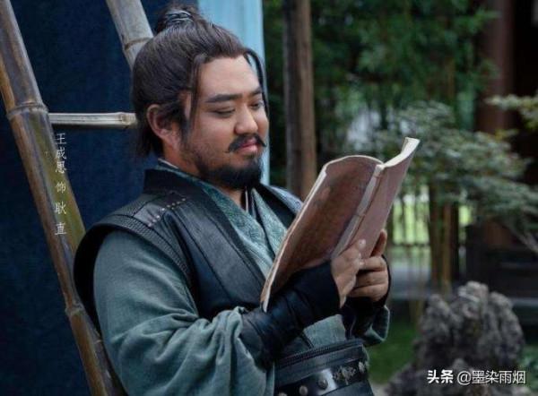 “臥龍鳳雛”來頭不小,一個和佟麗婭是同學,一個靠“遺照”走紅 “臥龍鳳雛”來頭不小,一個和佟麗婭是同學,一個靠“遺照”走紅