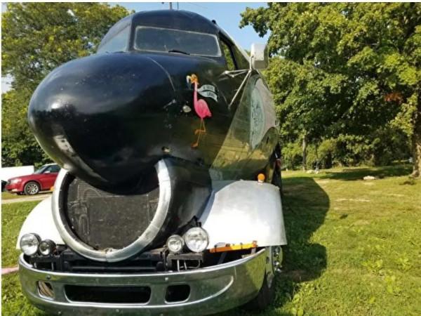 老兵將二戰舊飛機翻新成超級棒房車