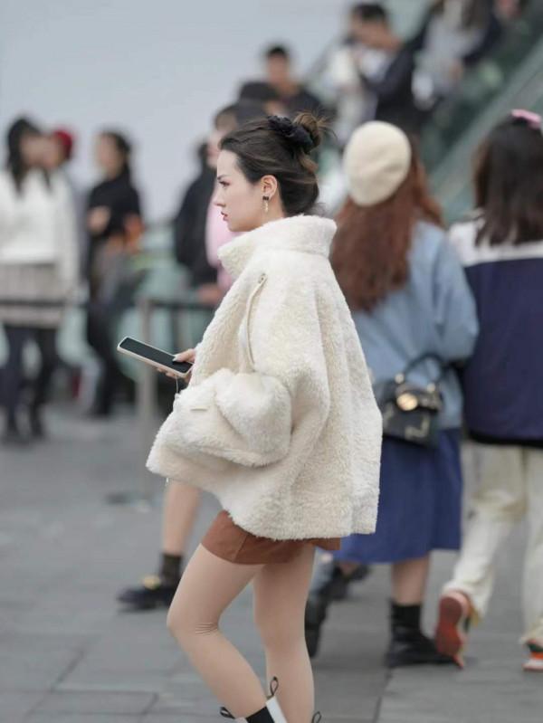 冬天也總是穿大衣、羽絨服，“毛毛外套”溫暖奢華，誰穿誰洋氣