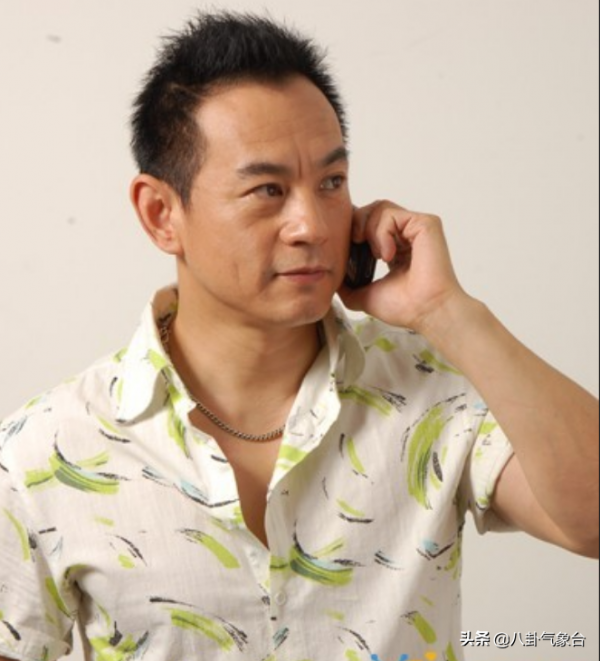 演員周浩東，27歲上北電，養父是他前行路上最大的支援