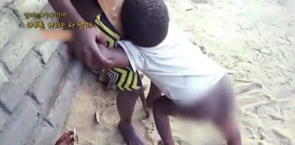 非洲姐弟被母親拋棄，家裡只剩一張破布，餓了只能吃野草！紀錄片