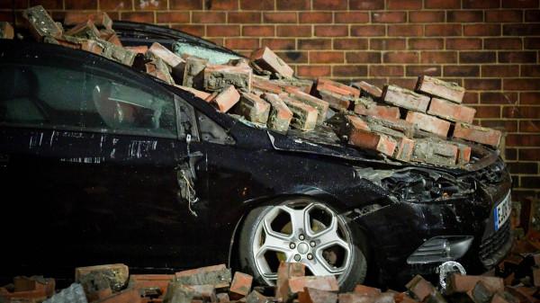 瀑布倒流、鐵路停運、機場中斷，風暴達德利與尤尼斯襲擊英國