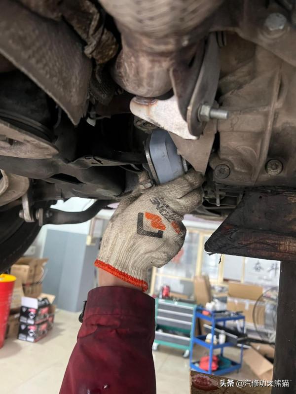 經濟下行購買新車計劃暫緩，翻新復古老爺車圓屁股奧迪老A6照樣香