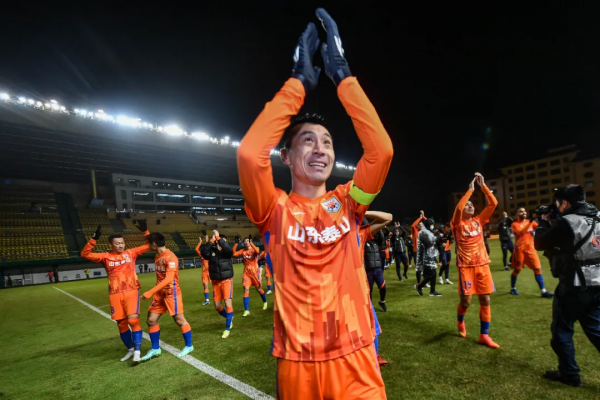 鄭錚：11年前遺憾缺席頒獎禮，如今作為隊長捧起火神杯