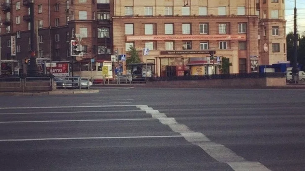 33張時間力量的照片，大自然吞噬廢棄的汽車，遊客在荒漠踩出階梯