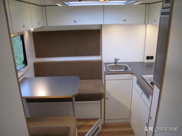 賓士烏尼莫克U435越野房車，四驅5&period;7升柴油機，深度探索地球邊緣