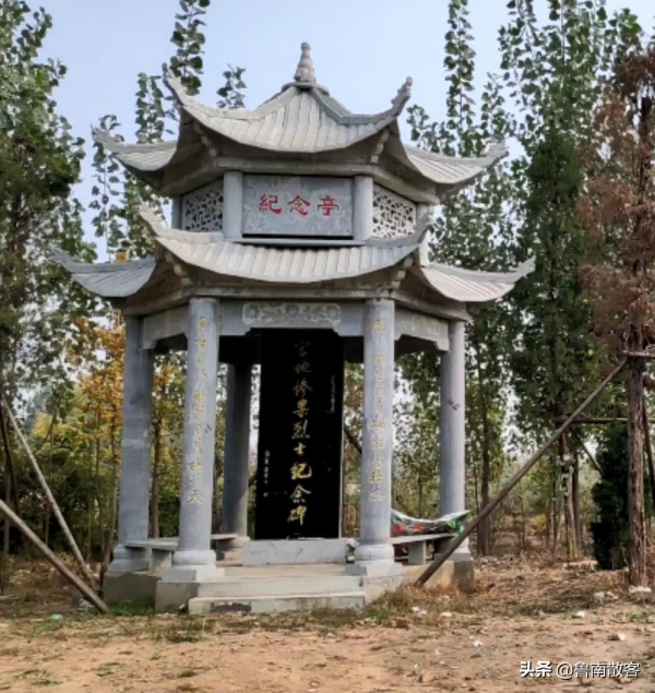 在掩埋官地慘案烈士遺體時,一個不經意的發現竟救活了一名戰士 在掩埋官地慘案烈士遺體時,一個不經意的發現竟救活了一名戰士