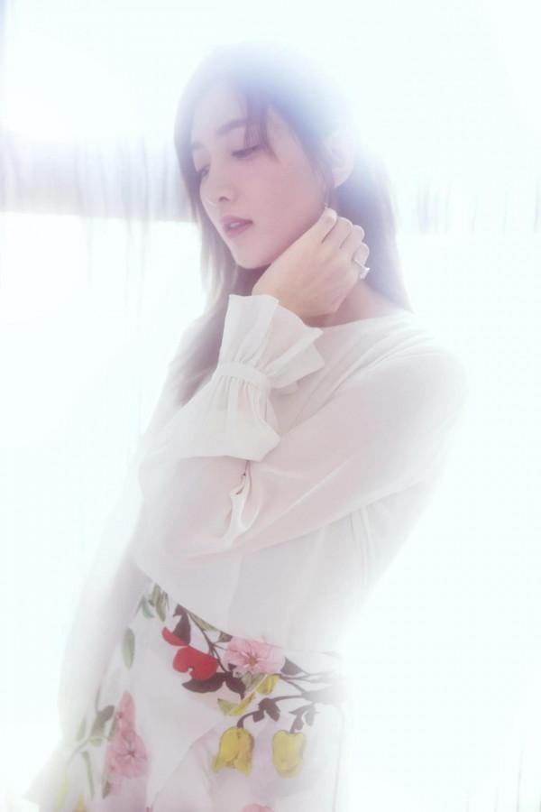 江疏影一襲白裙亮相金雞獎，盡顯牛奶肌好身材，白到發光