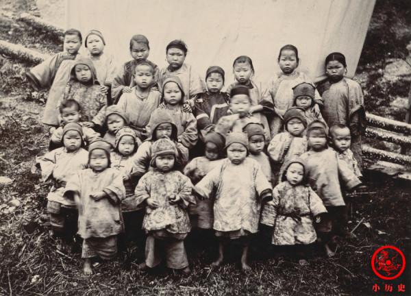 晚清老照片:李鴻章75歲臉上沒有皺紋;縣太爺審案,親兵衙役助威 晚清老照片:李鴻章75歲臉上沒有皺紋;縣太爺審案,親兵衙役助威