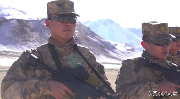 高原部隊已換上21式軍裝？還有新型衝鋒槍，搭配國產全息瞄準鏡