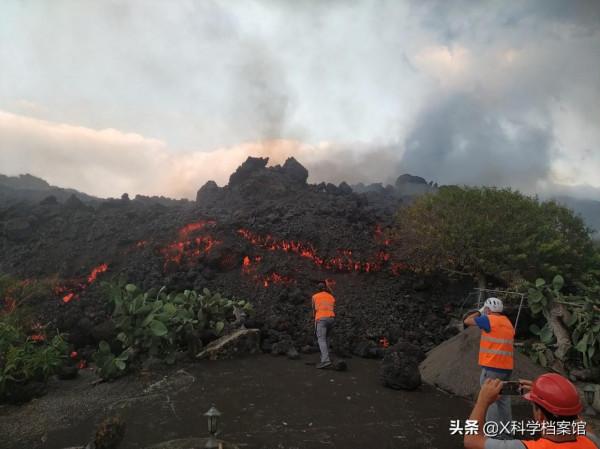 地球咋了？西班牙火山噴發，場面猶如世界末日，數千人被迫撤離