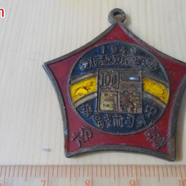 許長友：抗美援朝一等功臣，回鄉當糧倉保安，遺像掛在黃繼光一旁