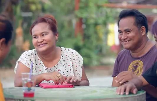 因面板黝黑被父母丟棄，4歲被泰國王室收養，後被親王囚禁於床笫