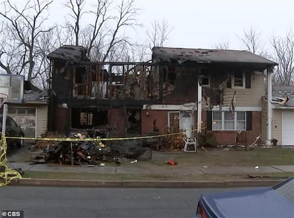 美國聖誕節當天發生慘劇，聖誕樹著火引發火災，一家五口三人喪生