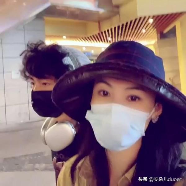 張柏芝陪兩個兒子逛街，兒子打扮酷帥神像謝霆鋒？