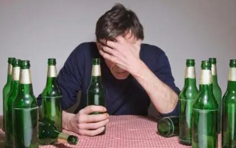 喝酒頻繁的人，如果你經常出現這4種狀況，或到了該戒酒的時候了