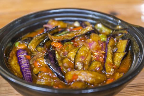 天冷犯懶就饞這一鍋！隨手一燜超下飯，一鍋搞定全家人晚餐，省心