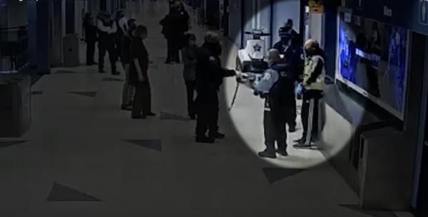 印度男子想回老家卻怕疫情，躲在美國機場又吃又睡三個月才被發現