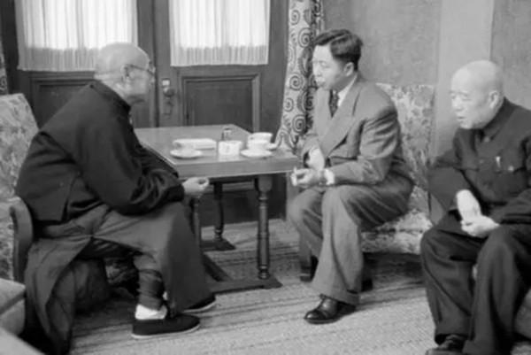 1952年，吳國楨參加蔣介石壽宴，返程發現車子被蔣做手腳