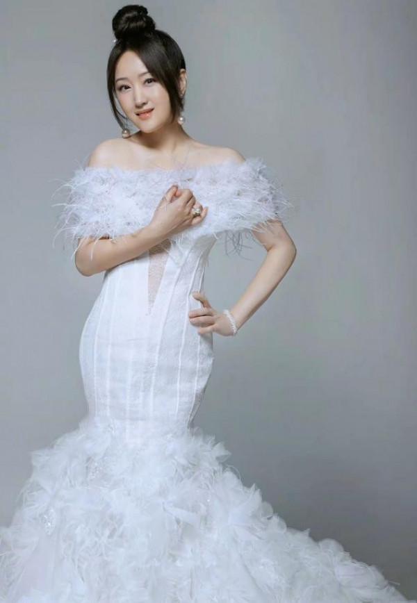 楊鈺瑩怎麼變成這樣了，高調穿婚紗登衛視春晚，修圖過度大變樣