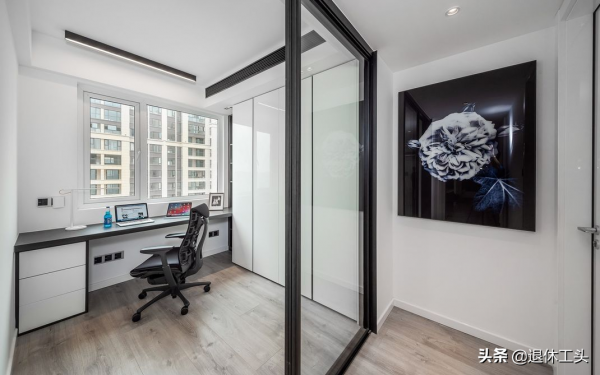 崇尚自由的業主，運用白灰色裝飾，創造精緻的生活空間