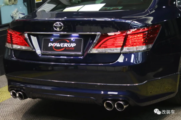 簡約又不失內涵的日規14代目豐田皇冠，只是為了完成兒時的夢