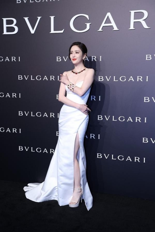 佟麗婭身上有了成熟美,抹胸開叉裙配牛角耳環,就是臉抹得有點白 佟麗婭身上有了成熟美,抹胸開叉裙配牛角耳環,就是臉抹得有點白