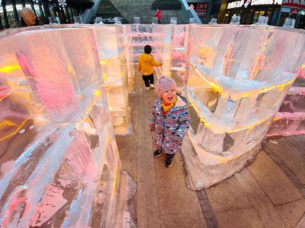 不用去龍慶峽，北京四環邊就藏著免費冰燈展，還有炫酷的冰迷宮