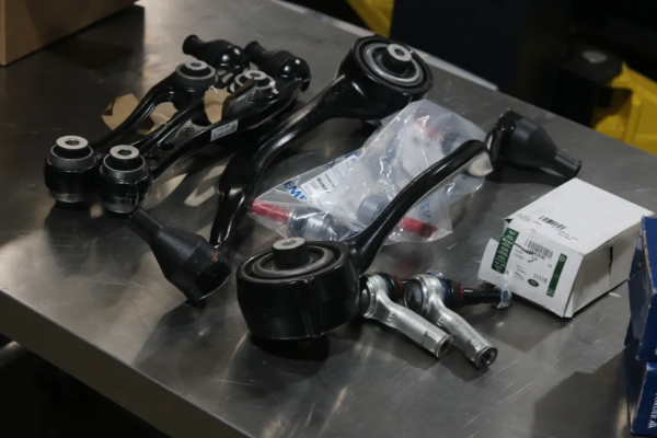 翻新一輛“破爛不堪”的路虎攬勝，匠心修復，滿血復活變新車